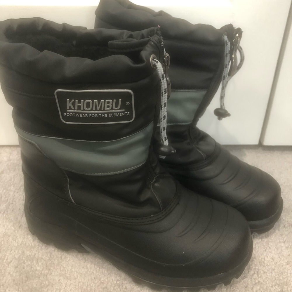 Kids Khombu Black Snow Boots with Zip Front and Drawstring Closure Size 4